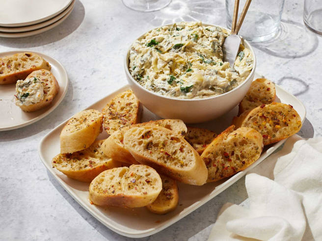 Slow Cooker Spicy Spinach Artichoke Dip with Seasoned Baguettes